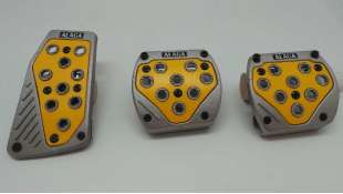 PEDAL ACELERADOR ACCESORIO UNIVERSAL - 1052245 / 8424445597192 - JUEGO DE 3 CUBREPEDALES METALICO AMARILLO SPORT. NUEVO. PEDALSE 2