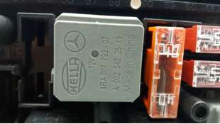 CAJA RELES / FUSIBLES MERCEDES-BENZ CLASE C T-MODEL (2007-2008) C 220 CDI (204.208) 170CV 2148CC - L.7239210 / 2049006401 2