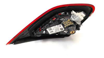 PILOTO TRASERO DERECHO INTERIOR OPEL CORSA E  - M.943904 / 13428452
