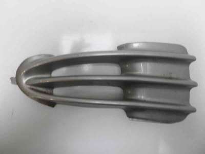 Recambio de rejilla paragolpes derecha para chrysler voyager (rg) 2001-2008 2.5 crd cat referencia OEM IAM RT4857392AA  