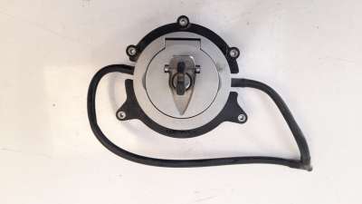 Recambio de tapa exterior combustible para ducati monster 696 2007-2015 m 696 referencia OEM IAM 89520391B  