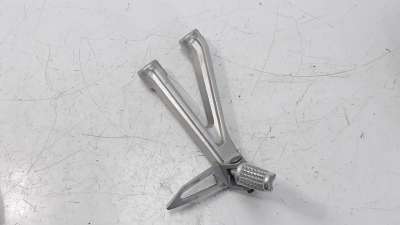 Recambio de estribo lateral para honda cb 650r 2018- referencia OEM IAM 50750MKND50  