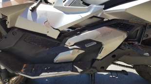 Recambio de moldura para honda x-adv 2017- referencia OEM IAM 64650MKTD00  