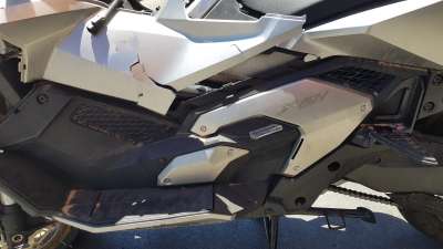 Recambio de moldura para honda x-adv 2017- referencia OEM IAM 64650MKTD00  
