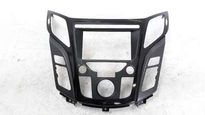Recambio de moldura para hyundai i40 2012- 1.7 crdi cat referencia OEM IAM U09C673810  