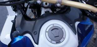Recambio de moldura para honda africa twin 2015-2019 referencia OEM IAM 64611MKKD20  