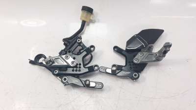Recambio de estribos laterales para triumph street triple 2012-2017 street triple r referencia OEM IAM A9938207  