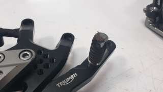 Recambio de estribos laterales para triumph street triple 2012-2017 street triple r referencia OEM IAM A9938207  