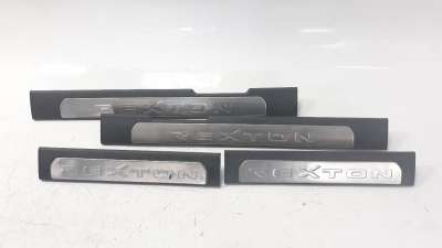 Recambio de moldura para ssangyong rexton w 2013- 2.0 td cat referencia OEM IAM 7726008103  
