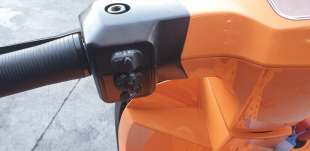 Recambio de piña luces izquierda para lambretta v200 special flex 2021- special flex referencia OEM IAM L65214LMBKC00  