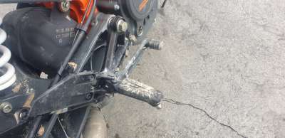 Recambio de estribo lateral para ktm 125 duke 2016- referencia OEM IAM 93003140033  