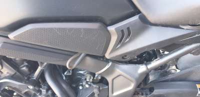 Recambio de moldura para honda cb 650r 2018- cb 650r referencia OEM IAM 83611MKYD500  