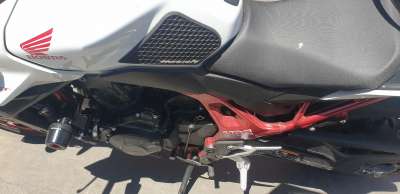 Recambio de moldura para honda cb 750 hornet 2022- referencia OEM IAM 83611MLBD00  