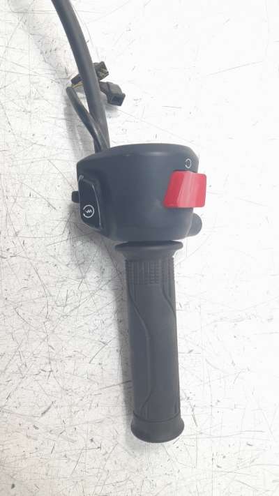Recambio de piña luces derecha para honda cb125 r 2017- referencia OEM IAM 35130K94T01  