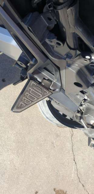 Recambio de estribera derecha para honda x-adv 2017- x-adv referencia OEM IAM 50650MKHD00ZB  