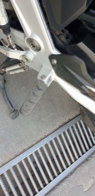 Recambio de estribera izquierda para bmw f 900 r 2019- f 900 r referencia OEM IAM 46717700913  