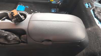 Recambio de apoyabrazos central para ford mustang 2014- mach 1 referencia OEM IAM 2599918  