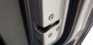 Recambio de cerradura puerta trasera derecha para toyota yaris cross 2021-2022 hybrid fwd style referencia OEM IAM 69050K0030  