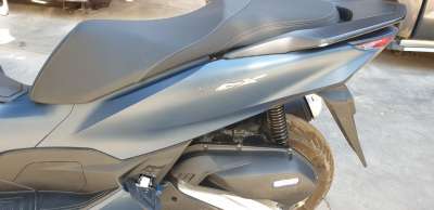 Recambio de moldura para honda pcx 125 2020- referencia OEM IAM 83650K1YJ50ZB  