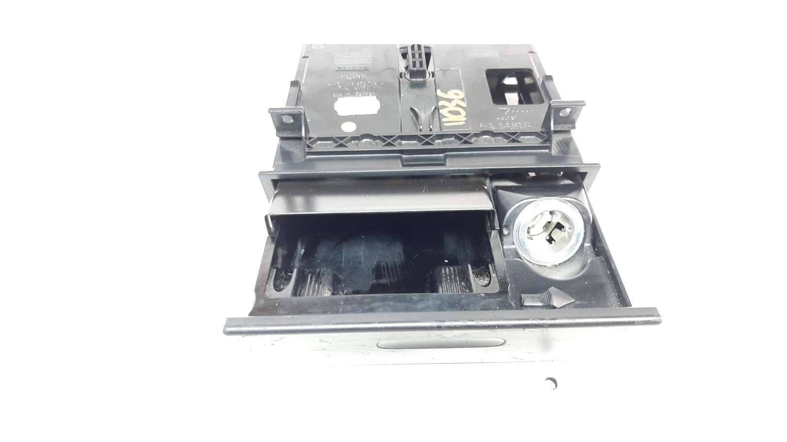 Recambio de cenicero para porsche cayenne (typ 9pa) 2002-2007 turbo s referencia OEM IAM 7L5858329A   Recambio de cenicero para porsche cayenne (typ 9pa) 2002-2007 turbo s referencia OEM IAM 7L5858329A