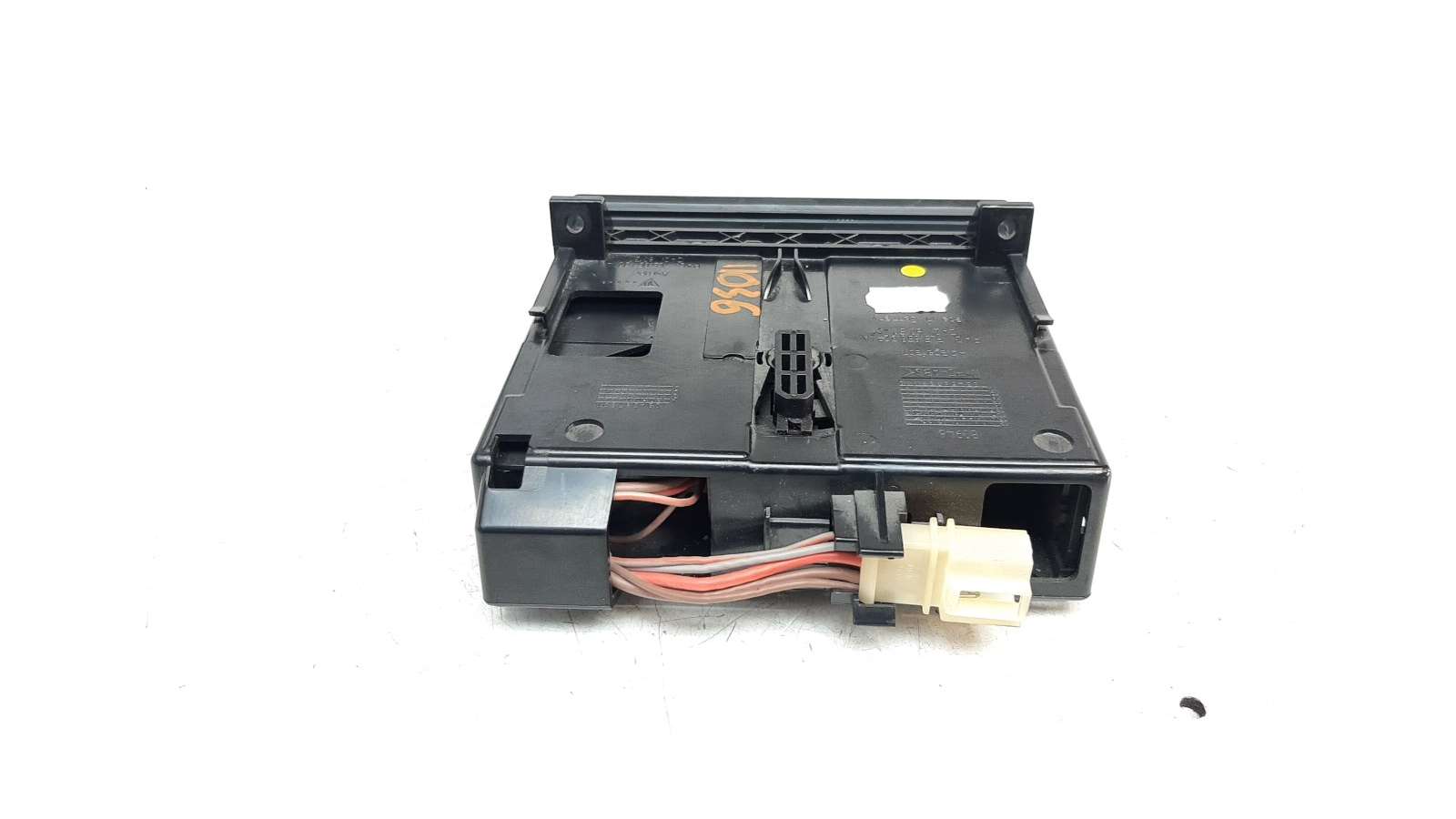 Recambio de cenicero para porsche cayenne (typ 9pa) 2002-2007 turbo s referencia OEM IAM 7L5858329A   Recambio de cenicero para porsche cayenne (typ 9pa) 2002-2007 turbo s referencia OEM IAM 7L5858329A