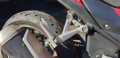 Recambio de estribera derecha para honda cbr 500r 2016- cbr 500 r referencia OEM IAM 50715MJWJ00  