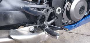 Recambio de estribera derecha para suzuki gsx-s 1000 2021-2023 referencia OEM IAM 4351048K10000  