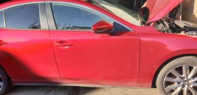 Recambio de puerta delantera derecha para mazda 3 sedán (bp) 2019- evolution referencia OEM IAM BCY05802XF  