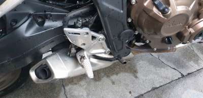 Recambio de estribera derecha para honda cb 650r 2018- referencia OEM IAM 50660MKND50  