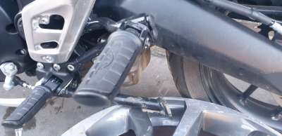Recambio de estribera derecha para triumph speed 400 2023- referencia OEM IAM TA113014  