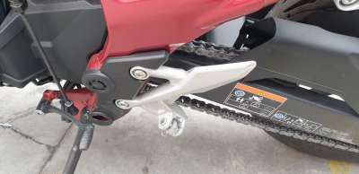 Recambio de estribera izquierda para honda cb 750 hornet 2022- referencia OEM IAM 50700MJWJ00  