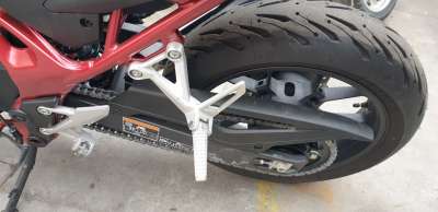 Recambio de estribera izquierda para honda cb 750 hornet 2022- referencia OEM IAM 50725MJWJ00  