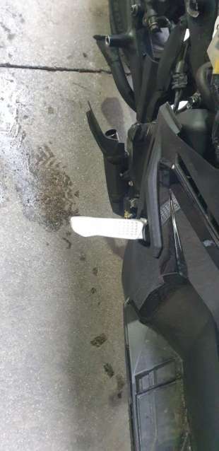 Recambio de estribera derecha para honda adv 350 2022- referencia OEM IAM 50720K40F00  