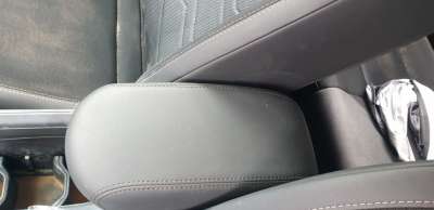 Recambio de apoyabrazos central para jeep avenger 2022-2023 altitude referencia OEM IAM 735771379  