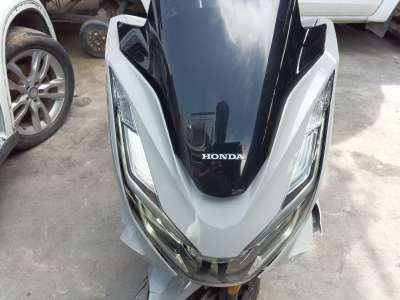 Recambio de moldura para honda pcx - pcx 125 (jk05) referencia OEM IAM 64305K1ZJ100  