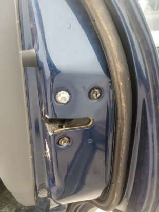 Recambio de cerradura puerta trasera derecha para kia carens 2002-2006 2.0 crdi ex monovolumen referencia OEM IAM   