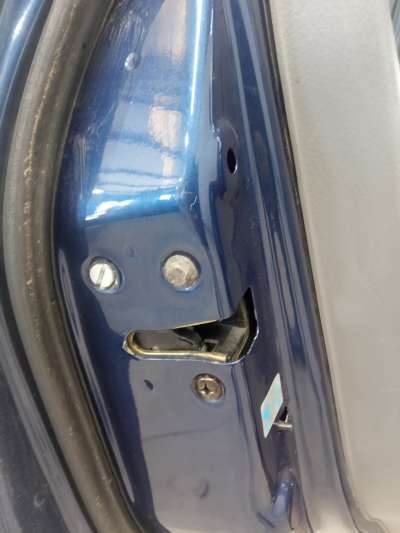 Recambio de cerradura puerta trasera izquierda para kia carens 2002-2006 2.0 crdi ex monovolumen referencia OEM IAM   
