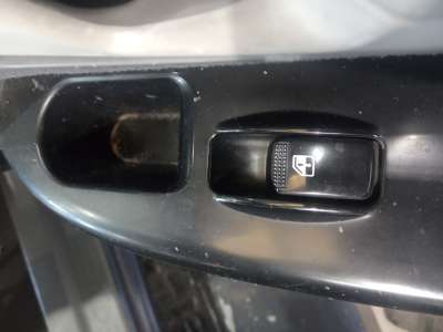 Recambio de mando elevalunas delantero derecho para kia carens 2002-2006 2.0 crdi ex monovolumen referencia OEM IAM   