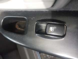 Recambio de mando elevalunas trasero derecho para kia carens 2002-2006 2.0 crdi ex monovolumen referencia OEM IAM   