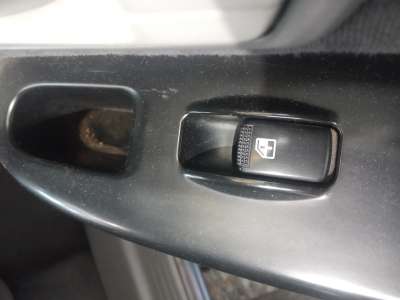 Recambio de mando elevalunas trasero derecho para kia carens 2002-2006 2.0 crdi ex monovolumen referencia OEM IAM   
