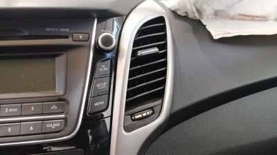 Recambio de aireador central derecho para hyundai i30 (gd) 2011- 1.4 crdi referencia OEM IAM 97420A60004X  