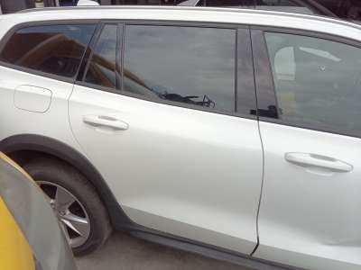 Recambio de puerta trasera derecha para volvo v60 ii cross country (227) 2018- d4 awd referencia OEM IAM 31693069  
