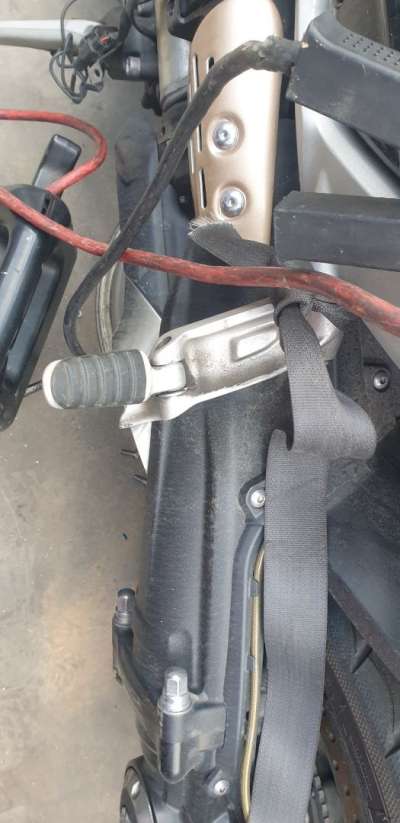 Recambio de estribera izquierda para triumph rocket 3 2019- r referencia OEM IAM T2082731  