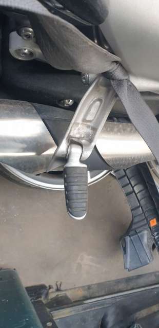 Recambio de estribera derecha para triumph rocket 3 2019- r referencia OEM IAM T2082732  