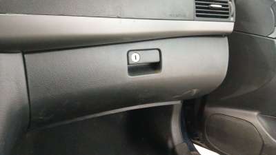 Recambio de guantera para toyota avensis (_t25_) 2003-2008 2.2 d-4d (adt251_) referencia OEM IAM 5555005071B0 5555005071B0 