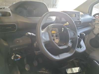 Recambio de volante para peugeot rifter 2018- 1.5 bluehdi 100 referencia OEM IAM 98171149ZD  