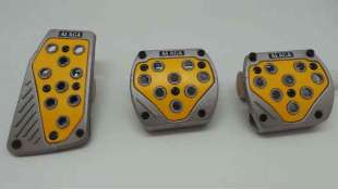 PEDAL ACELERADOR ACCESORIO UNIVERSAL - 1052246 / 8424445597192 - JUEGO DE 3 CUBREPEDALES METALICO AMARILLO SPORT. NUEVO. PEDALSE