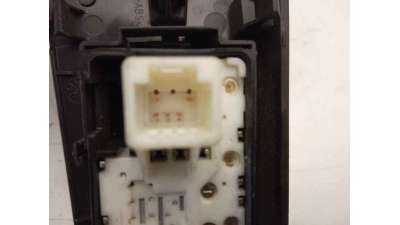 MANDO ELEVALUNAS TRASERO DERECHO TOYOTA AURIS  - M.647766 / MANDO ELEVALUNAS TRASERO DERECHO