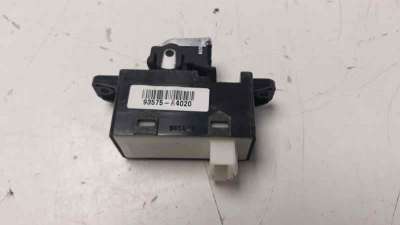 MANDO ELEVALUNAS DELANTERO DERECHO KIA CARENS  - M.819107 / 93575A4020CA
