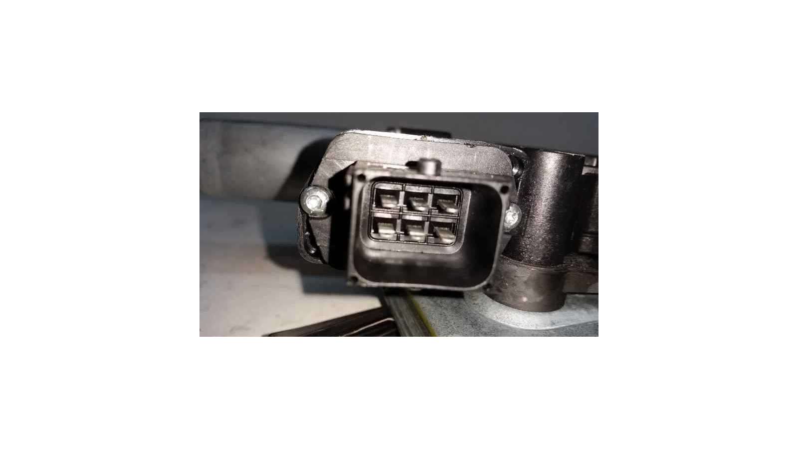 ELEVALUNAS DELANTERO DERECHO OPEL CORSA D 1.2 16V (80 CV) DE 2009 - D.3302558 ELEVALUNAS DELANTERO DERECHO OPEL CORSA D 1.2 16V (80 CV) DE 2009 - D.3302558